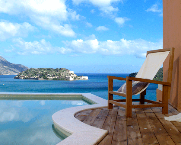 Image of a pool on a sunny day, links to Marriott Bonvoy offers page.